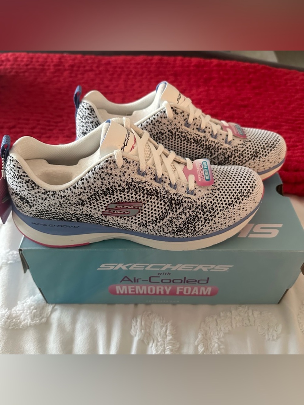 Skechers Air-Cooled Memory Foam - size 7.5. New with tags!!